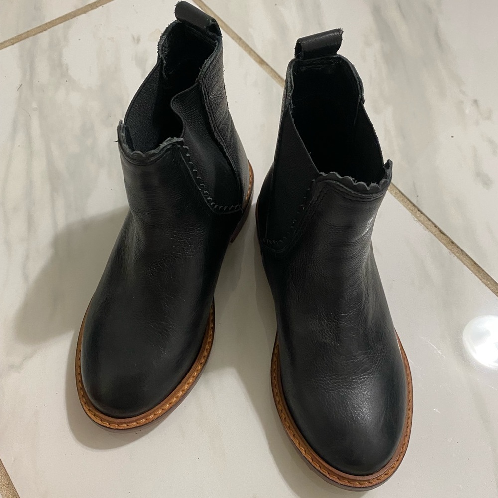 New. Hm girl’s leather boots
